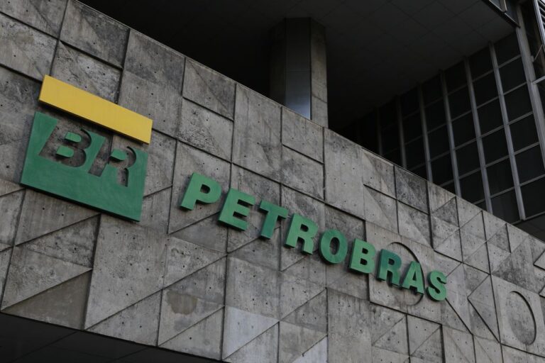 Privatização da Petrobras pode deixar combustível mais caro. PSB é contra desestatização